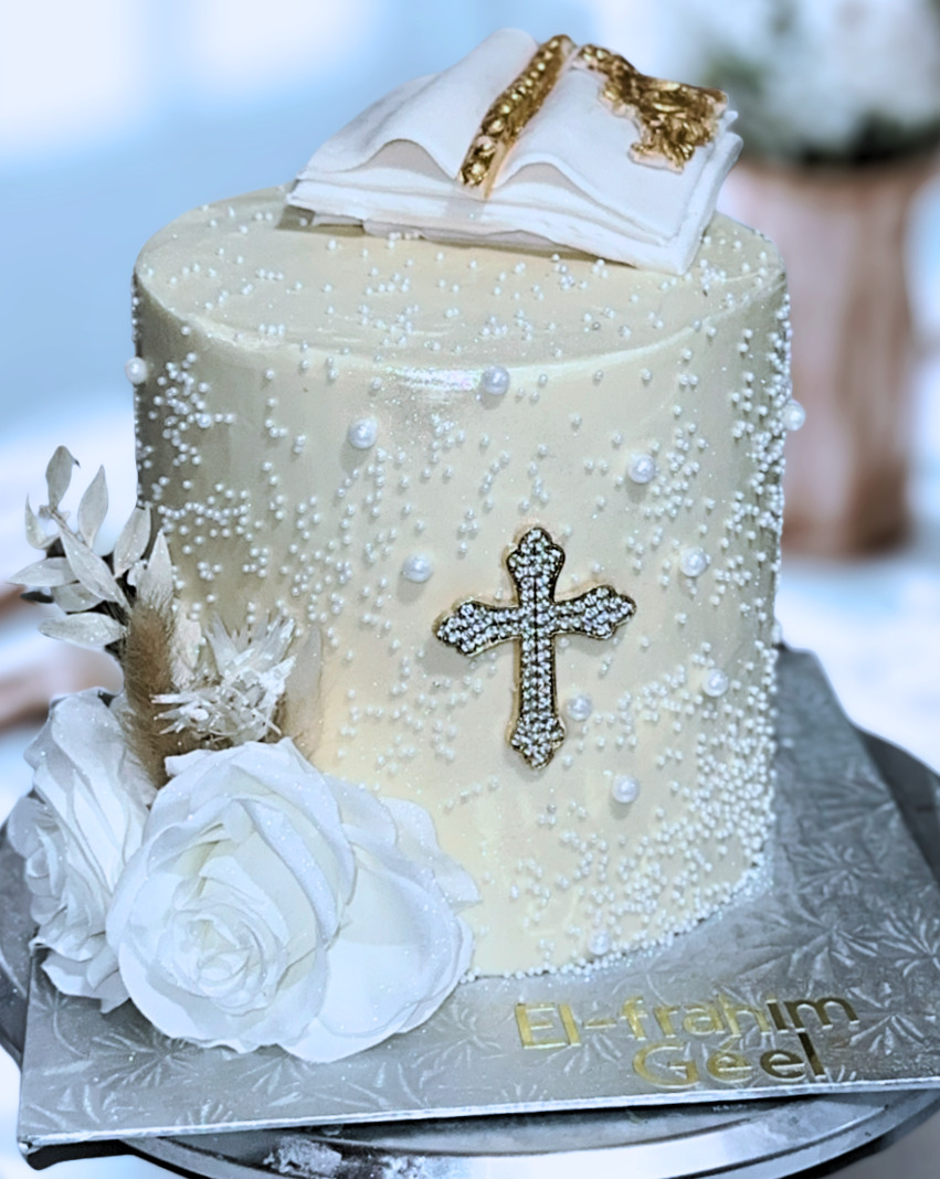 Gâteau blanc élégant avec croix